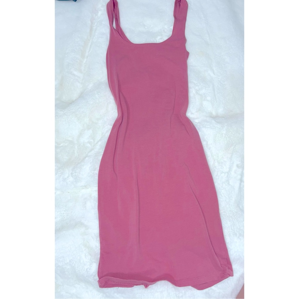 Cute mauve dress with slit in back 🎀